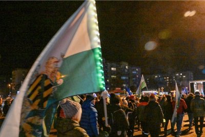 Am Montagabend in Chemnitz: Rund 1100 Menschen demonstrieren. Zahlreiche Fahnen der rechtsextremen "Freien Sachsen" prägten das Bild.  