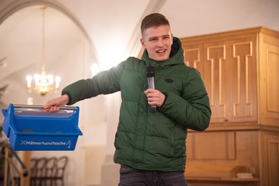 Glocken-Experte Johnny Geipel stellt am Mittwoch die Glocken von Unterwürschnitz vor.