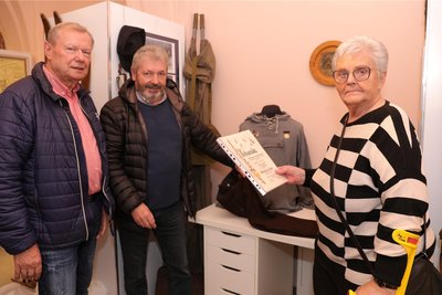 Karl-Heinz Ullmann, Günter Sommer und Liane Georgi haben den Umbau der Ausstellung unterstützt.