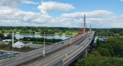 Die Bonner Rheinbrücke bleibt vorerst gesperrt - aber man kann näher an sie ran fahren. (Archivbild)
