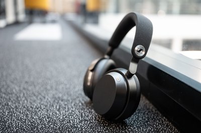 Gut zu wissen und gut aufgestellt für die Zukunft: Sennheisers neueste Noise-Cancelling-Kopfhörer haben einen austauschbaren Akku.