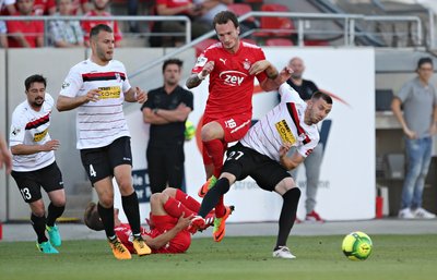 Die Zwickauer Offensive um Neuzugang Dimitrios Ferfelis konnte sich lange nicht gegen die Erfurter - hier Berkay Dabanli, Schütze des 0:1, und Carsten Kammlott - durchsetzen.
