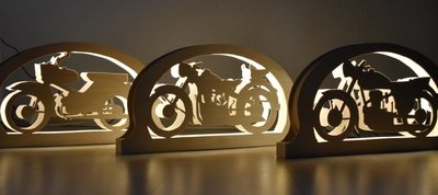 Von links nach rechts im Rampenlicht der Lichterbögen: Simson Star,_EMW R 35_und Simson Sport 17. 