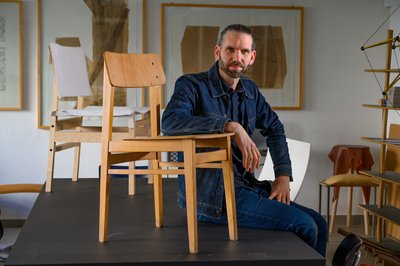 Jacob Strobel, Professor für Holzgestaltung an der Angewandten Kunst in Schneeberg, mit einer Variante des EW 1192, von der noch unklar ist, wo sie produziert wurde. Aber viele andere Informationen sind mittlerweile zusammengetragen worden.