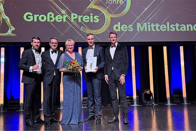 Das Komsa-Führungsteam einschließlich der Aufsichtsratsvorsitzenden Kerstin Grosse nahm die Auszeichnung in Düsseldorf in Empfang.