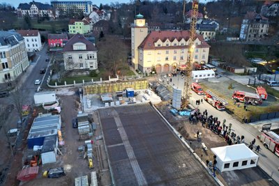 Für das neue Gerätehaus der Werdauer Wehr wurde am Freitagnachmittag der Grundstein gelegt.