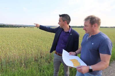 René Straßberger und André Felgner (r.) auf der Schmohlhöhe bei Hilbersdorf.