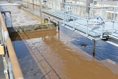Das Belebungsbecken ist 70 Meter lang, 22 Meter breit und fast 8 Meter tief. In sieben Kaskaden laufen hier biologische Prozesse ab.