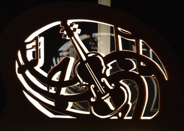 Inzwischen entstehen auch Sondermodelle. So hat Brian Schneider für seine Cello spielende Freundin ein solches Instrument in Holz gefasst.