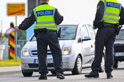 Frankfurt (Oder) im Mai dieses Jahres: Bundespolizisten stehen bei der Einreise nach Deutschland am deutsch-polnischen Grenzübergang Stadtbrücke