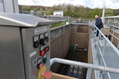 Blick in ein Belebungsbecken. Am Boden sind Tellerbelüfter installiert.