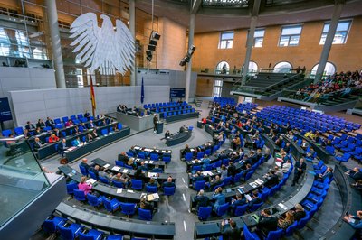 Der Bundestag zählt heute 630 Abgeordnete - dabei wollen Union und SPD es belassen. (Archivfoto)