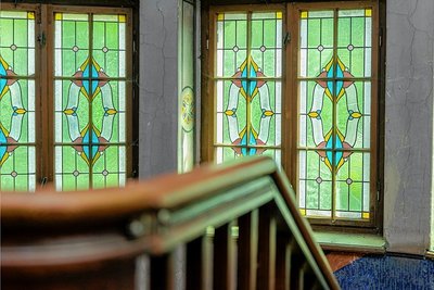Statussymbol eines Textilunternehmers: Im Sonnenlicht fangen die Fenster mit Jugendstil-Ornamentik zu leuchten an.