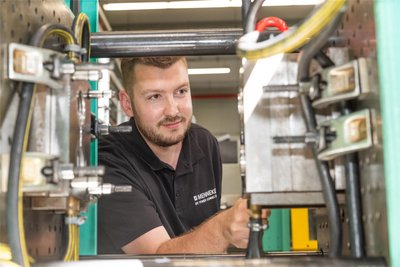 Florian Ruppert aus Königswalde arbeitet bei Mennekes in Neudorf als stellvertretender Schichtleiter, nachdem er vor vier Jahren seine Ausbildung als Verfahrensmechaniker für Kunststoff- und Kautschuktechnik  beendet hat.