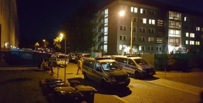 Für Nachbarn kein ungewohnter Anblick: Einsatzfahrzeuge der Polizei vor der Erstaufnahmeeinrichtung am Rande des Uni-Campus am Thüringer Weg in Bersndorf. 141 Asylbewerber sind dort derzeit untergebracht, 400 Plätze gibt es insgesamt.