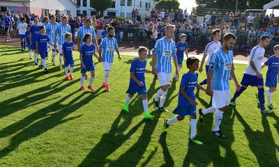 Die Barkas-Nachwuchskicker betreten zusammen mit den Mannschaften aus Chemnitz und Frankenberg das Feld zum Testspiel.