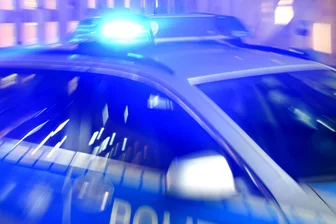 35.000 Euro Sachschaden: Alkoholisierte Autofahrerin in Meerane rammt geparkten Pkw - Eine Autofahrerin ist in Meerane gegen einen abgestellten Pkw gestoßen.