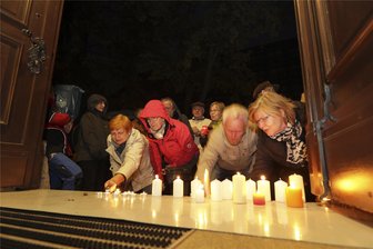35 Jahre Friedliche Revolution: Stellt die Stadt Hof jetzt Plauen in den Schatten? - Das Entzünden der Kerzen an der Lutherkirche ist in Plauen im Gedenken an den Herbst 1989 Tradition.