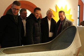 35 Jahre Kreispartnerschaft: Was Franken und Erzgebirger voneinander lernen können - Landrat Christian von Dobschütz (3. v. l.), sein Stellvertreter Reinhard Streng (4.v. l.) und Rico Anton (r.) schmunzelten beim Schlossbesuch über die „Volksbadewanne“, die einst in Schwarzenberg produziert worden war.
