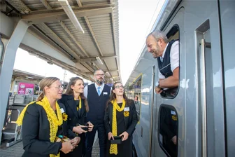 35. Jahrestag der Friedlichen Revolution: Vogtländer reisen im Sonderzug zu Festakt nach Leipzig - Lokführer Jens Lüttchen (rechts) hat die Vogtländer am Mittwochvormittag nach Leipzig gebracht.