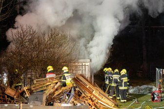 35 Kameraden löschen brennende Garage im Erzgebirge: Hauptstraße voll gesperrt - 35 Einsatzkräfte sind mit dem Löschen des Brandes in Gornsdorf beschäftigt gewesen.