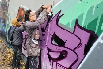 35 Leute, ein Ehrenkodex: Das ist die Graffiti-Szene von Zwickau - Dass Rico Gruner (links) und Chris Schlüter gern farbenfroh agieren, konnte man am Samstag auch ihrer Kleidung ansehen.