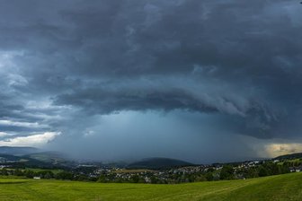 35 Liter Regen in 40 Minuten: Schweres Gewitter über Aue - Die Gewitterzelle über Aue, welche die Überflutungen auf der Bahnhofstraße verursacht hat. 