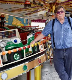 Schaustellerchef Klaus Illgen hat unter anderem ein historisches Kinderkarussell mit in den Stadtpark geholt.