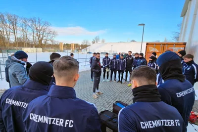 Benjamin Duda (Mitte) richtete zum Trainingsauftakt am Montag zunächst einen kleinen Neujahrsgruß an sein Team.