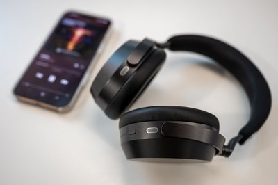 Wie die meisten hochwertigen Noise-Cancelling-Kopfhörer kommen auch die Momentum 5 mit einer eigenen App, in der sich der Klang anpassen, die Wiedergabesteuerung konfigurieren und ein Anti-Wind-Modus aktivieren lässt.