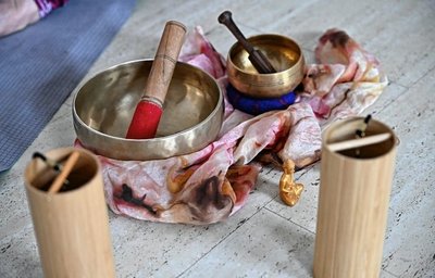 Klangschalen werden vor allem für die Endentspannung, die am Ende jeder Yogaeinheit stattfindet, genutzt. 