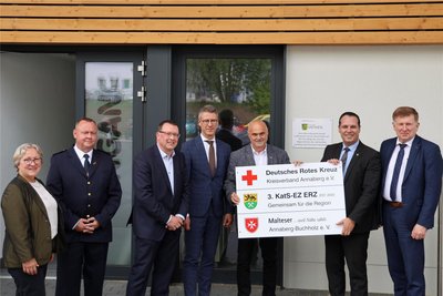 Im Beisein von Vertretern des Landes und des Landkreises haben Dr. Frank Pfeil (r.) und Landrat Rico Anton (2. v. r.) das neue Gebäude an das DRK und die Malteser übergeben.