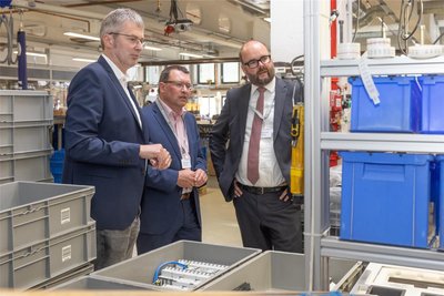 Sachsens Kultusminister Christian Piwarz (CDU) hat sich mit Landtagsmitglied Ronny Wähner (CDU) bei Geschäftsführer Paulinus Pauly (v. r.) über die Ausbildung bei Mennekes informiert.