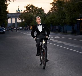 Max Raabe radelnd in Berlin. Im Dezember kommt er nach Chemnitz.