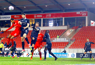 Steffen Nkansah (l.) traf zum 1:0 für den FSV Zwickau