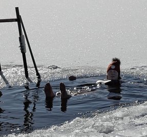 Anke Bergelt, Unternehmerin aus Ehrenfriedersdorf, stattet dem Stauweiher jeden Tag einen Besuch ab. Und das seit dem 10. Mai 2022. Aber sie wandert nicht eingemummelt ums Wasser, sondern geht hinein.
