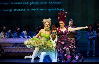 Dandini (Mitte: Andreas Kindschuh),Tisbe (rechts: Tiina Penttinen) und Clorinda (Franziska Krötenheerdt) wirbeln durch die "Cenerentola"-Inszenierung.