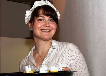 Josephine Dietzsch kredenzte der Jury den Eierlikör. Insgesamt 18 Proben musste sie ausreichen. 