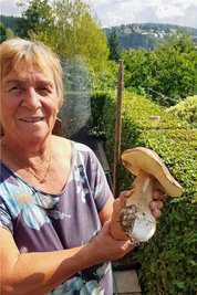 Gudrun Just hatte Glück und fand bei Mühlleithen ein besonders schönes Steinpilz-Exemplar: Hutdurchmesser 15 cm.
