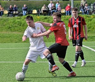 Nach wie vor um eine ganze Menge - nämlich nicht weniger als den Klassenerhalt - geht es für die Landesklassefußballer des FC Concordia Schneeberg um Ben Seifert (l.), der sich in dieser Szene im Spiel gegen Lok Zwickau im Zweikampf durchsetzt. 