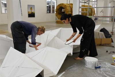 Klara Schnieber und Hannah Peter (von links) sind noch mit dem Aufbau ihrer Arbeit beschäftigt.