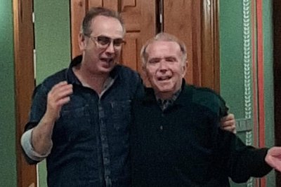 Eberhard Huster mit Chorleiter Ralf Fengler (links) bei der Verabschiedung aus dem Julius-Mosen-Chor Marieney nach 67 Jahren Mitgliedschaft.