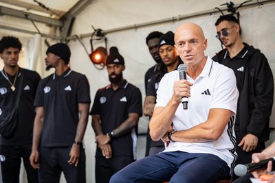 Niners-Chefcoach Rodrigo Pastore während der Teampräsentation am Sonntagnachmittag in der „Fabrik“ Chemnitz.