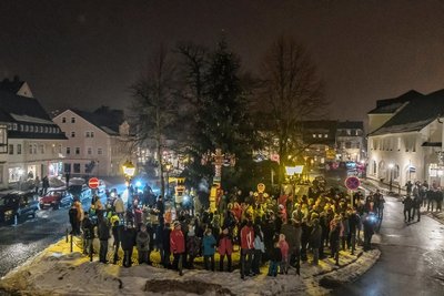 Einen kleinen Eindruck davon, was es bedeutet, wenn die Weihnachtsbeleuchtung aus bleibt, haben die Olbernhauer zu Lichtmess bekommen. An dem Tag wurde sie Punkt 18 Uhr in der Stadt abgeschaltet. Dank der Straßenbeleuchtung sieht man auf dem Markt zumindest noch die Umrisse des Weihnachtsbaumes. 