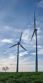 Kann das alte, kleinere Windrad (links) parallel zum neuen Mega-Windrad (rechts) weiter laufen? Für die Ortschaft Schneidenbach könnte das bares Geld wert sein. 