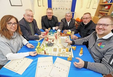 Zum ersten Probespiel mit dem Prototypen des Welterbe-Spiels "Argentum" trafen sich Anja Fiedler, Andreas Schwinger, Sven Krüger, Klaus-Dieter Barbknecht, Axel Schneegans und Steve Ittershagen (v.l.). 