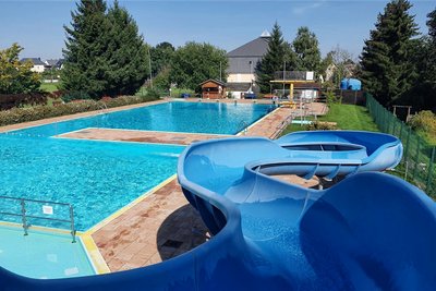 Im Freibad Gornau können sich vor allem junge Besucher auf die Rutsche freuen.