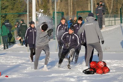 Am Montag flogen beim Trainingsauftakt des CFC neben Fußbällen auch einige Schneebälle.