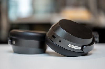 Der Akku der Momentum 5 wird über einen Standard-USB-C-Anschluss aufgeladen. Nachladen muss man jedoch erst nach rund 57 Stunden Nutzung.