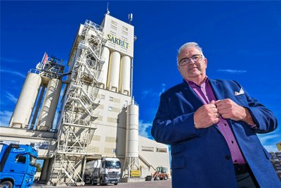 Sakret-Geschäftsführer Thomas Utermöller hat schon manche Krise gemeistert, hier vor dem 56 Meter hohen Turm, worin sich eine Mischanlage für Trockenmörtel befindet.